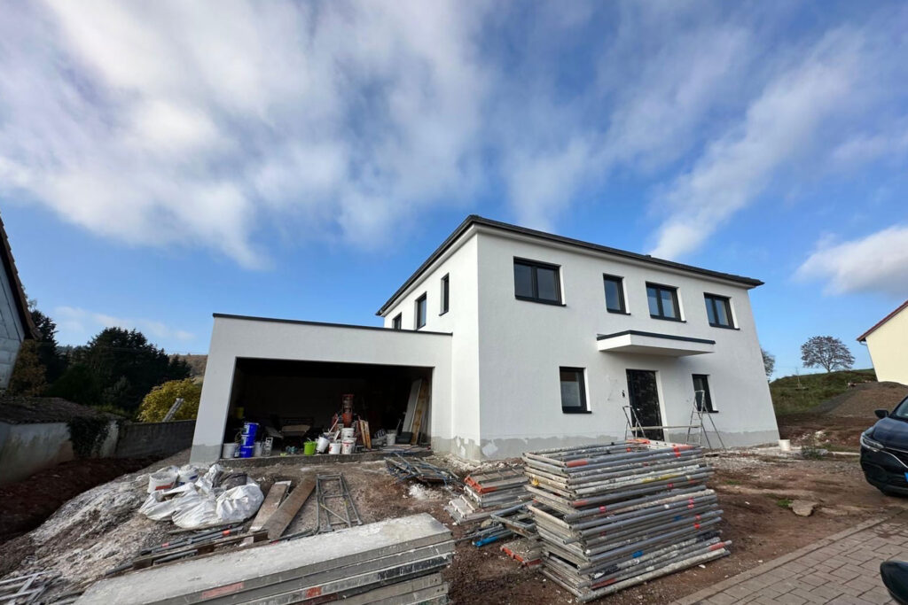 Außenputz an Neubau in Altenglan – Föckler Maler- & Stuckateurbetrieb