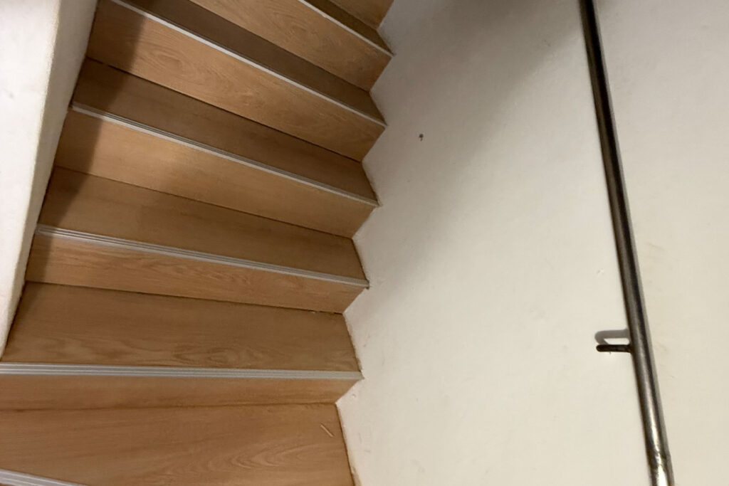 Verkleidete Holztreppe mit Bodenbelägen – professionelle Treppenrenovierung von Föckler in Altenglan