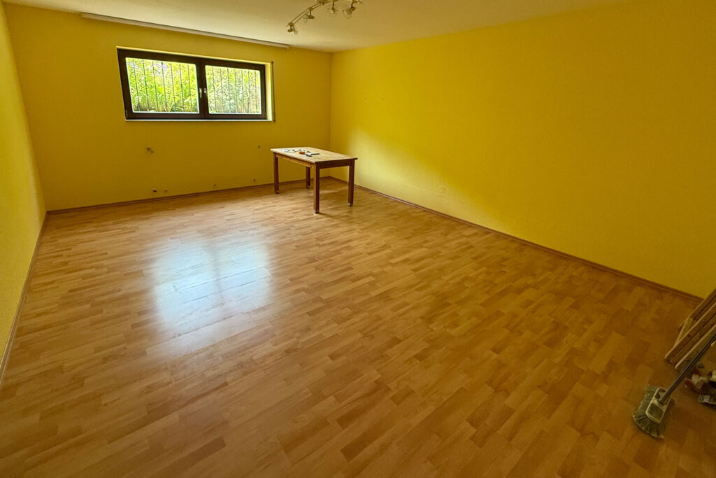 Verlegter Laminatboden in einem renovierten Raum – Bodenbelagsarbeiten von Föckler in Altenglan