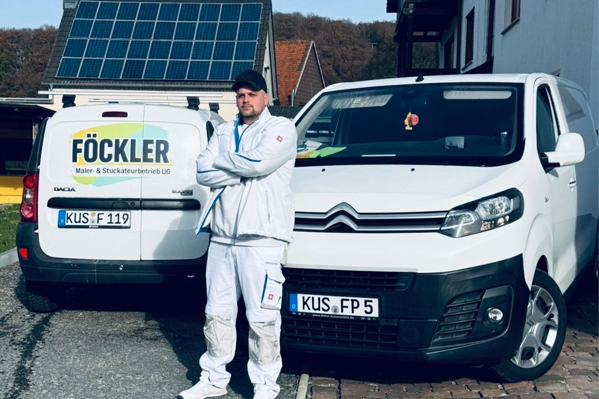 Patrick Föckler vor Firmenfahrzeugen – Föckler Maler- & Stuckateurbetrieb Altenglan