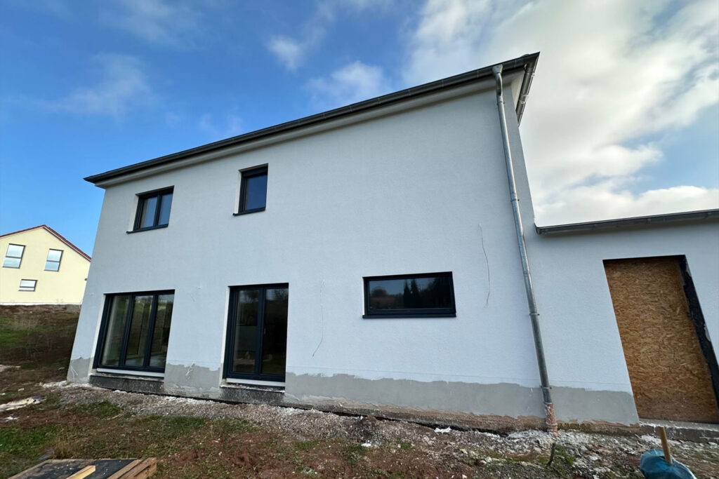 Außenputz-Arbeiten an einem Wohnhaus in Altenglan – professionelle Fassadensanierung durch Föckler Maler- & Stuckateurbetrieb